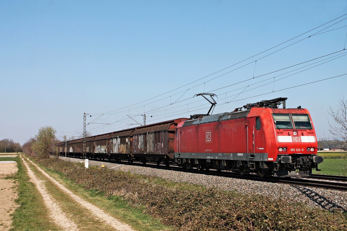 Am Nachmittag des 02.04.2020 fuhr 185 124-5 mit dem leeren  Redbull -Zug GK 49051 (Hamburg-Waltershof Mühlenwerder - Buchs SG) südlich von Buggingen über die KBS 702 durchs Rheintal in Richtung Basel.