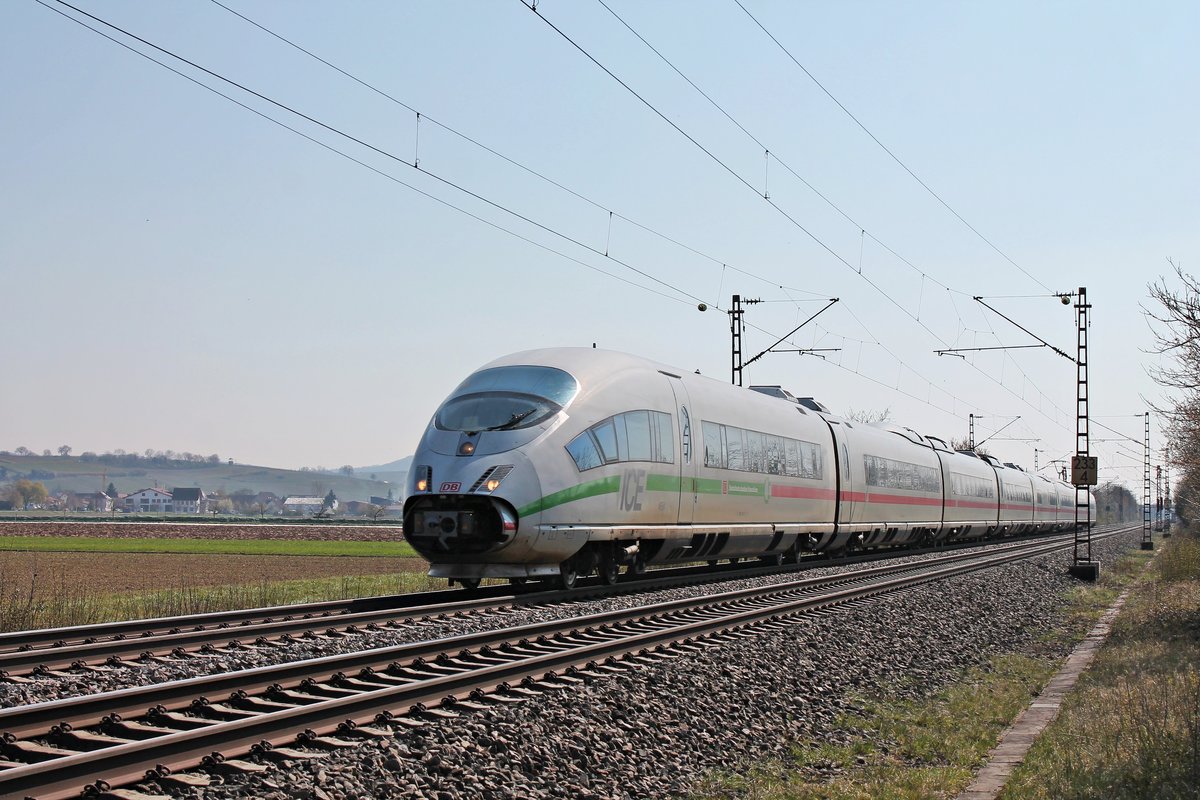 Am Nachmittag des 02.04.2020 fuhr 406 581-9 (4654) als ICE 104 (Basel Bad Bf - Amsterdam Centraal) nördlich von Hügelheim über die Rheintalbahn durchs Markgräflerland in Richtung Freiburg (Breisgau).