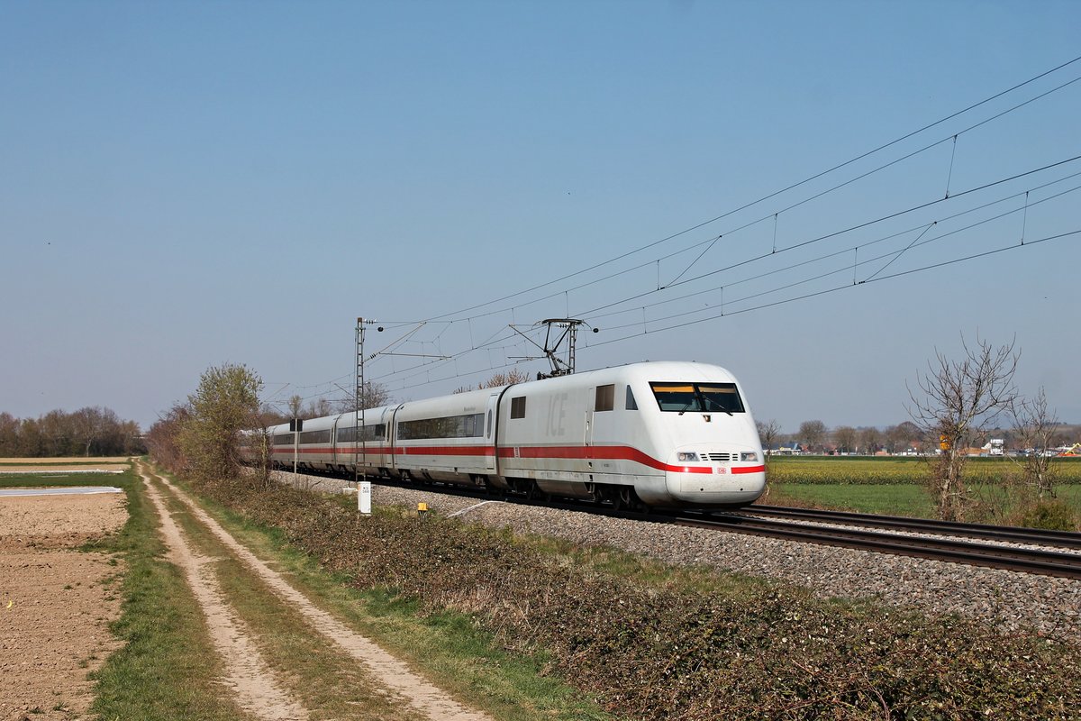 Am Nachmittag des 02.04.2020 fuhr 401 062-5  Geisenheim/Rheingau  als ICE 279 (Berlin Ostbahnhof - Basel Bad Bf) südlich von Buggingen über die KBS 702 durchs Rheintal in Richtung Schweizer Grenze.