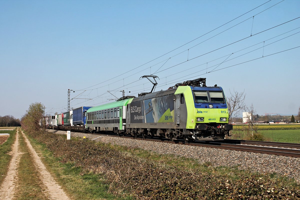 Am Nachmittag des 02.04.2020 fuhr Re 485 013  BLS Cargo - Die Alpinisten  mit ihrer RoLa (Freiburg (Brsg) Rbf - Novara Boschetto), welche sie nur bis zum Grenzbahnhof Domodossola bespannen wird, südlich von Buggingen über die Rheintalbahn in Richtung Schweiz.