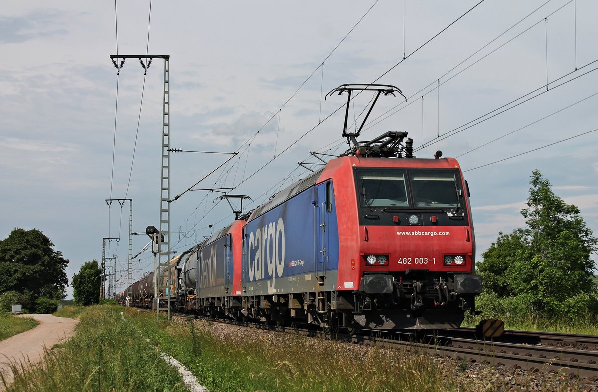 Am Nachmittag des 02.06.2017 bespannte Re 482 003-1 zusammen mit Re 482 012-2  ChemOil  den  BASF -Zug DGS 49069 (Ludwigshafen BASF Ubf - Basel SBB Rbf), als sie bei Müllheim (Baden) durchs Rheintal in Richtung Schweizer Grenze fuhren.