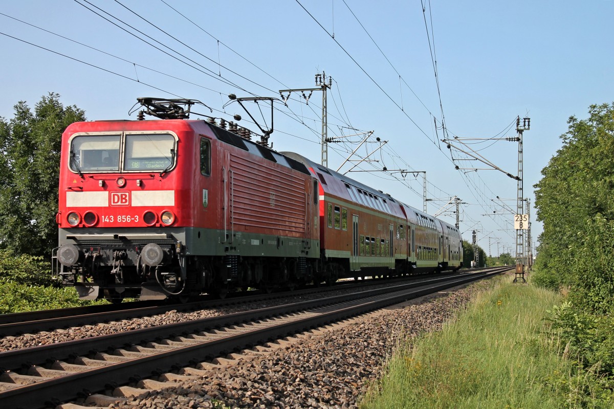 Am Nachmittag des 02.08.2013 bespannte das Freiburger  Trabi  143 856-3  Hinterzarten  die RB 26577 (Freiburg (Brsg) Hbf - Neuenburg (Baden)). Hier ist die RegionalBahn, die an diesem Tag sogar einen ex. DR-Mittelwagen mitfhrt, bei der Einafhrt in Mllheim (Baden). Im Jahr 2010 kam 143 856-3 als Ersatz fr die verunfallte 143 331 aus Leipzig nach Freiburg und fhrt seitdem haupschlich auf der Hllental- und Dreiseenbahn, kommt aber auch ab und zu auf der Rheintalbahn zum Einsatz.