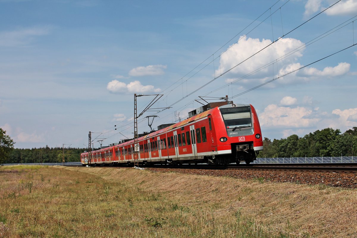Am Nachmittag des 03.06.2020 fuhr 425 583-2 zusammen mit dem 425 526-1 als RB 2 (Mannheim Hbf - Karlsruhe Hbf) über die Rheintalbahn in Richtung Waghäusel, wo sie ihren nächsten Zwischenhalt einlegen werden.
