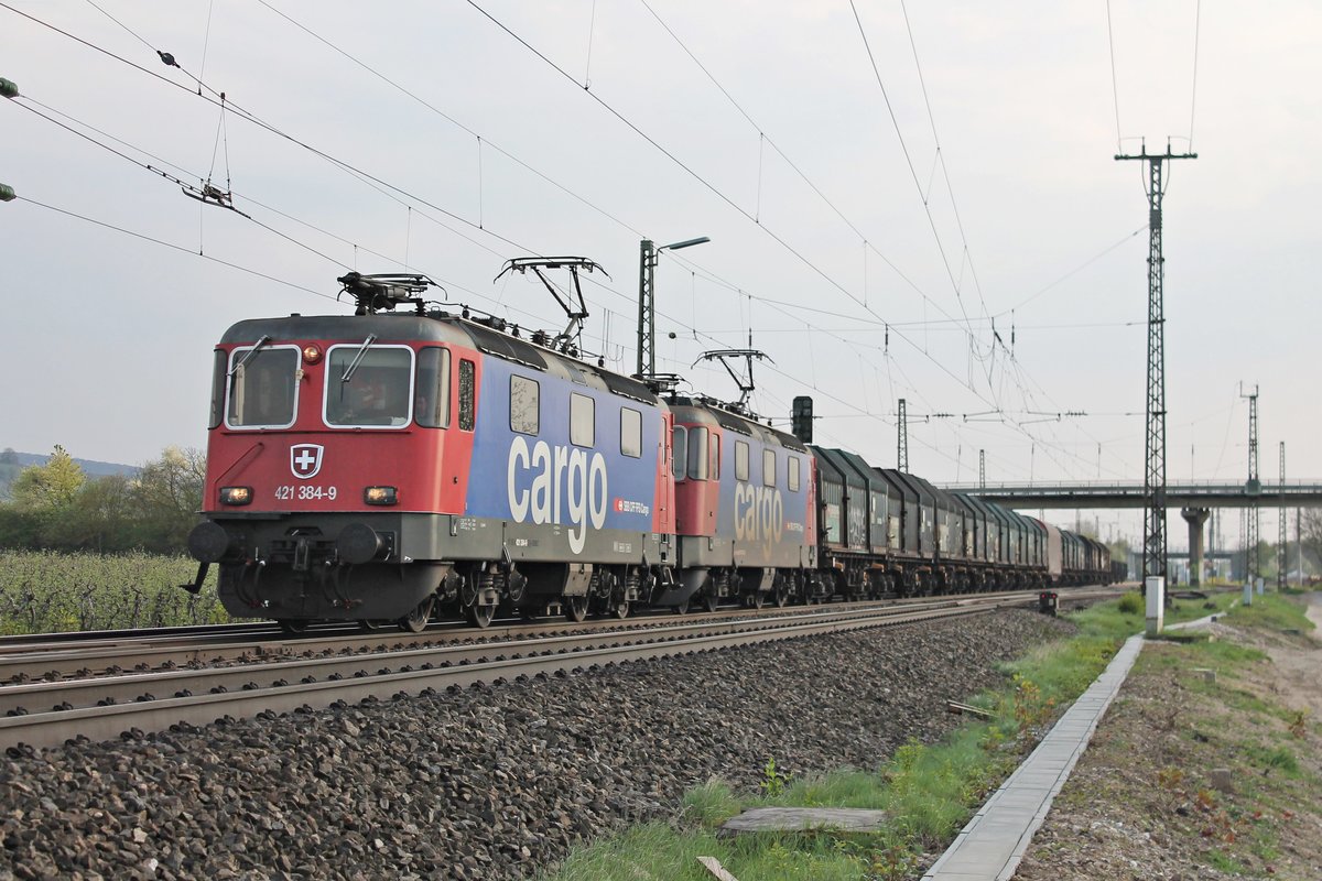 Am Nachmittag des 04.04.2017 bespannte Re 421 384-9 zusammen mit Re 421 373-2 den DGS 48620 ( Sierre  - Muttenz - Göttingen Gbf), als sie durch den Bahnhof von Müllheim (Baden) im Markgräflerland fuhren in Richtung Heitersheim.