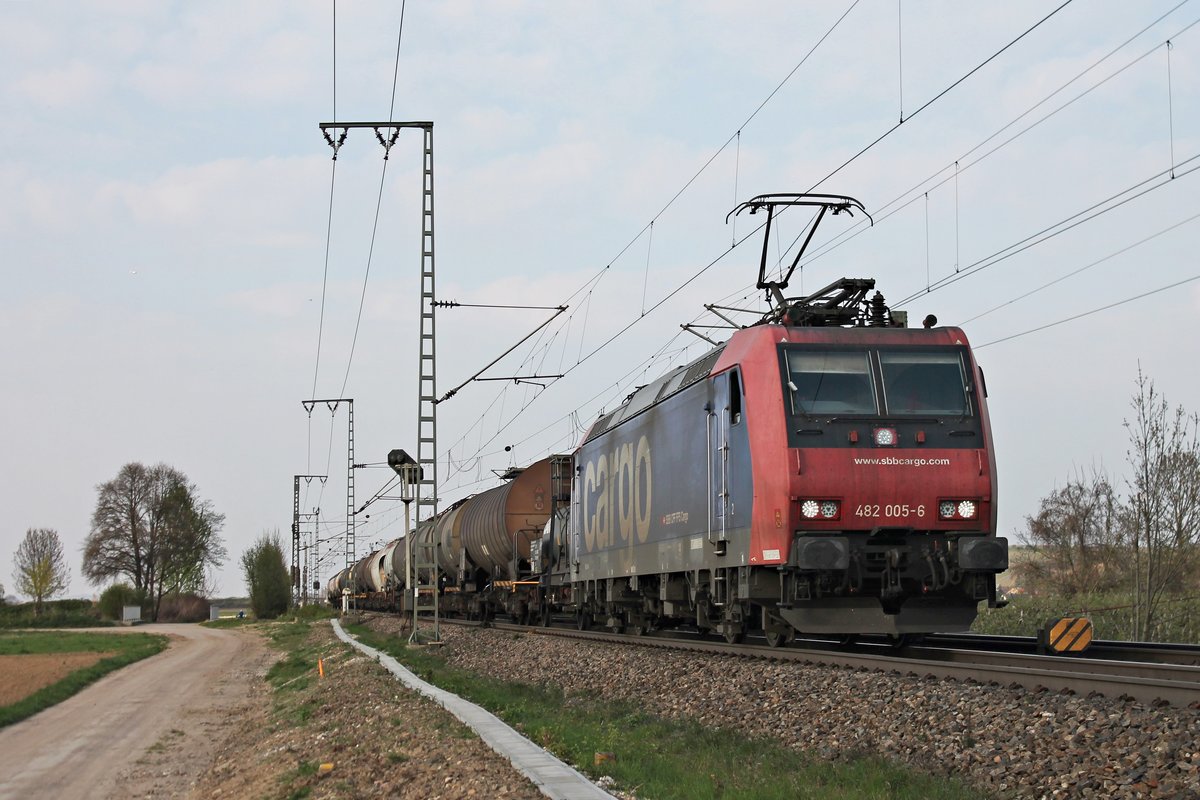 Am Nachmittag des 04.04.2017 bespannte Re 482 005-6 den BASF -Zug DGS 49069 (Ludwigshafen BASF Ubf - Muttenz), als sie nördlich von Müllheim (Baden) gen Zielbahnhof fuhre.