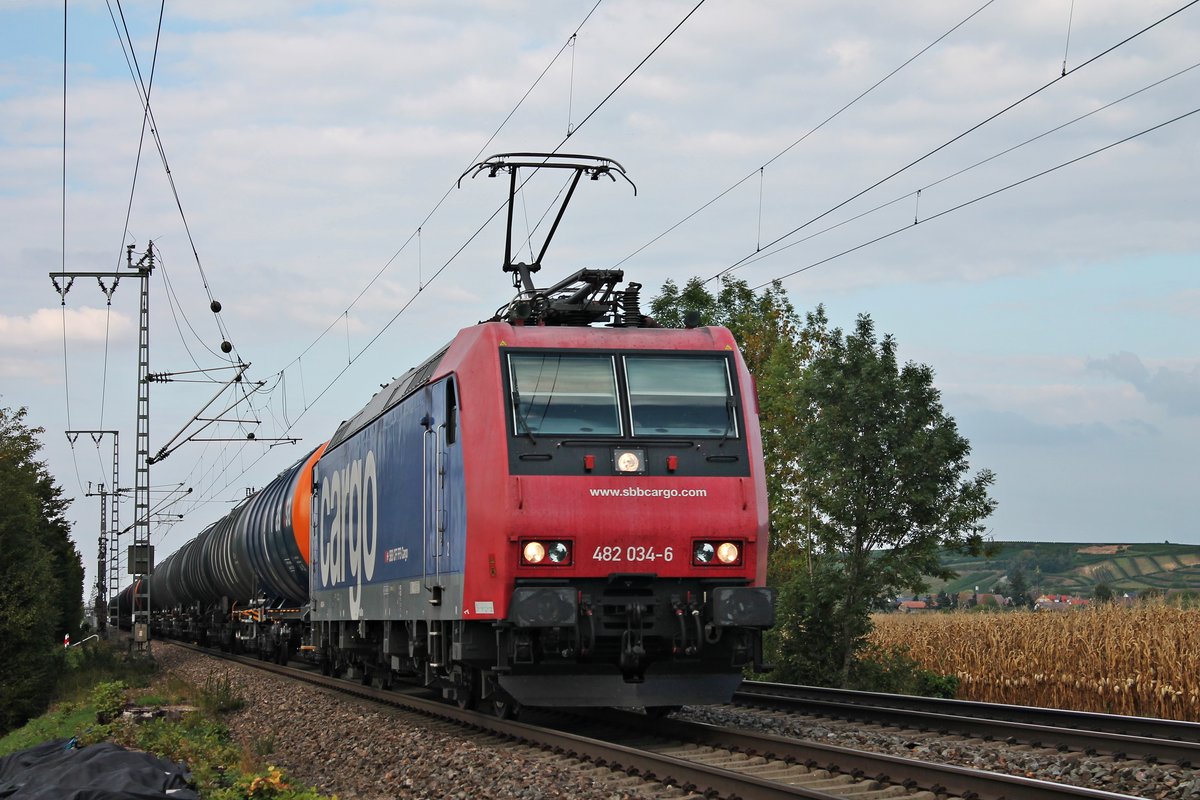 Am Nachmittag des 04.09.2018 bespannte Re 482 034-6  Duisburg  einen  Kerosin -Kesselganzzug nach Glattbrug, fürs dortige Tanklager des Züricher Flughafens, als sie zwischen Hügelheim und Müllheim (Baden) in Richtung Schweizer Grenze fuhr. Ab Basel SBB Rbf bespannte dann eine Re 6/6 (620) den Güterzug bis zum Zielbahnhof.