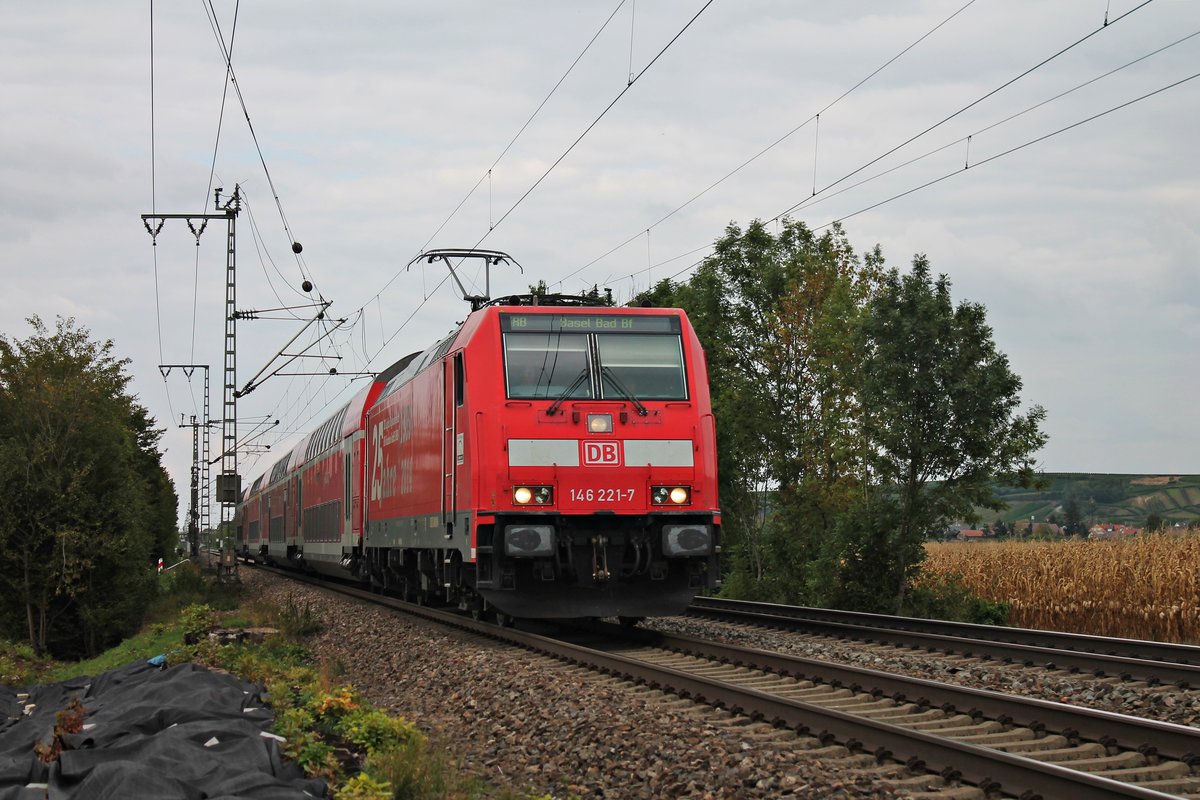 Am Nachmittag des 04.09.2018 fuhr die Freiburger 146 221-7  25 Jahre RAB  mit ihrer RB (Offenburg - Basel Bad Bf) bei Hügelheim durchs Markgräflerland in Richtung Müllheim (Baden), wo sie ihren nächsten Zischenhalt einlegen wird.