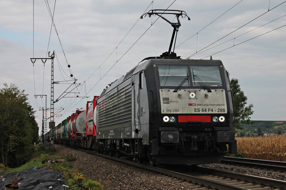 Am Nachmittag des 04.09.2018 fuhr MRCE/SBBCI ES 64 F4-288 (189 288-4)  SBB Cargo International  mit einem langen Tankcontainerzug nach Italien nördlich von Müllheim (Baden) in Richtung Schweizer Grenze.