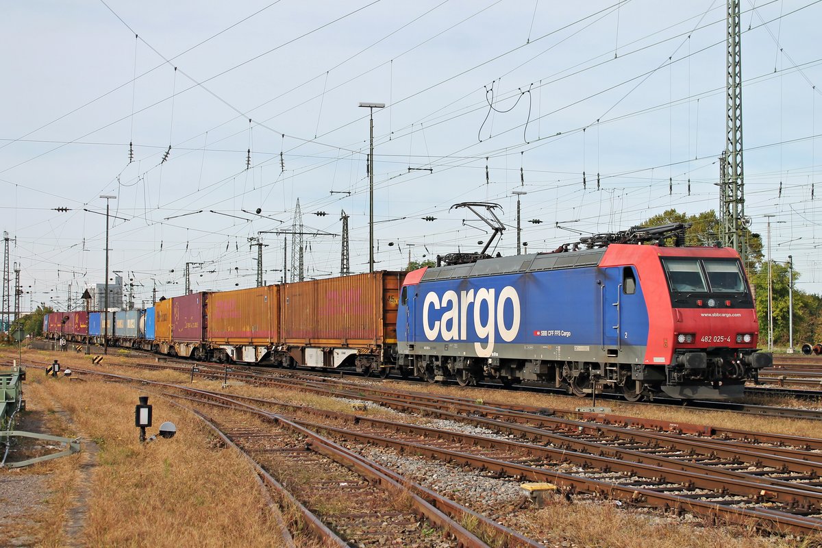 Am Nachmittag des 04.10.2017 fuhr Re 482 025-4 mit einem langen Containerzug durch den Badischen Bahnhof von Basel in Richtung Muttenz.