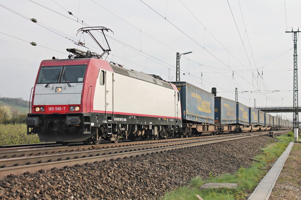 Am Nachmittag des 05.04.2017 bespannte BRLL/XRAIL 185 590-7 einen  LKW Walter -KLV nach Zeebrugge, den sie bis Aachen West bringt, als sie durch den Bahnhof von Müllheim (Baden) in Richtung Norden fuhr.