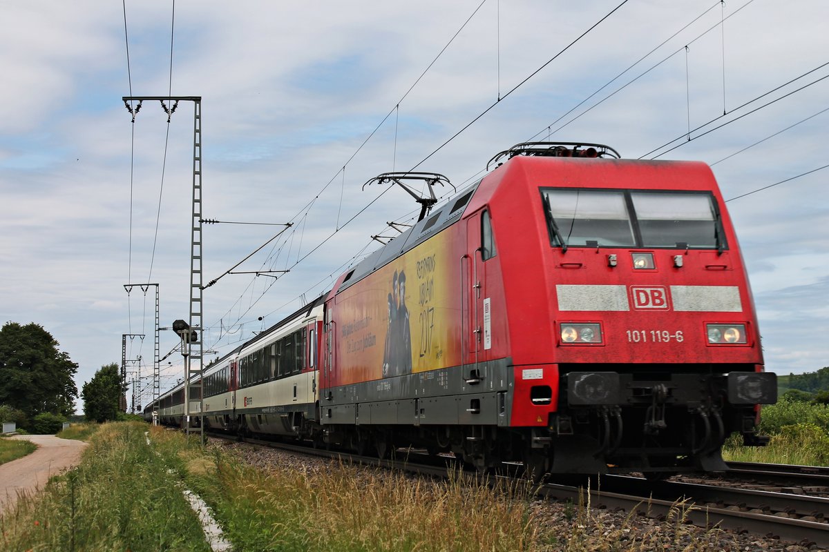 Am Nachmittag des 05.06.2017 bespannte 101 119-6  500 Jahre Reformation  den EC 9 (Hamburg Altona - Zürich HB), als sie bei Müllheim (Baden) nur noch wenige Kilometer bis Basel vor sich hatte. Dort wird sie ihren Zug dann einen Schweizer Re 460 übergeben.