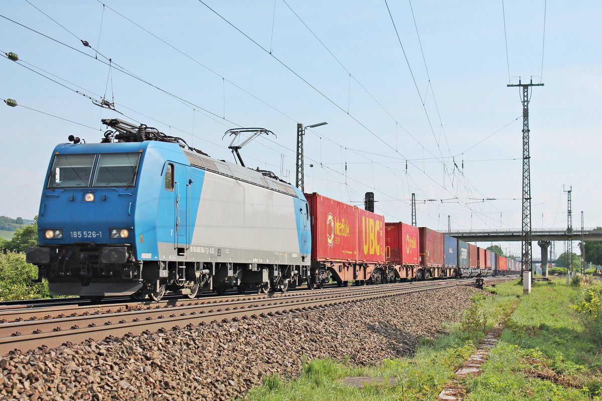 Am Nachmittag des 05.06.2018 bespannte ATLU/BLSC 185 526-1 einen Containerzug aus Itlaien in Richtung Freiburg (Breisgau), als zwischen Müllheim (Baden) und Hügelheim über die Rheintalbahn fuhr.