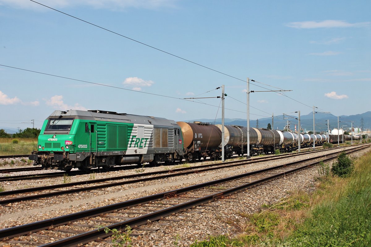 Am Nachmittag des 05.06.2019 fuhr BB 475003 von SNCF FRET mit ihrem gemischten Güterzug durch den Werksbahnhofes vom Butachimie Chemiewerk in Bantzenheim in Richtung Personenbahnhof. 
