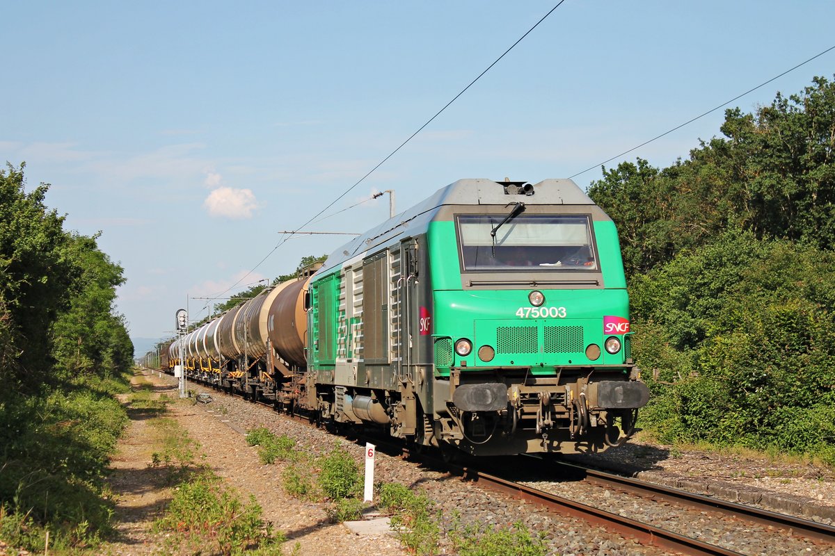 Am Nachmittag des 05.06.2019 fuhr BB 475003 der SNCF FRET mit ihrem gemischten Güterzug aus dem Butachimie Chemiewerk kurz hinter dem Bahnhof von Bantzenheim in Richtung Mulhouse.