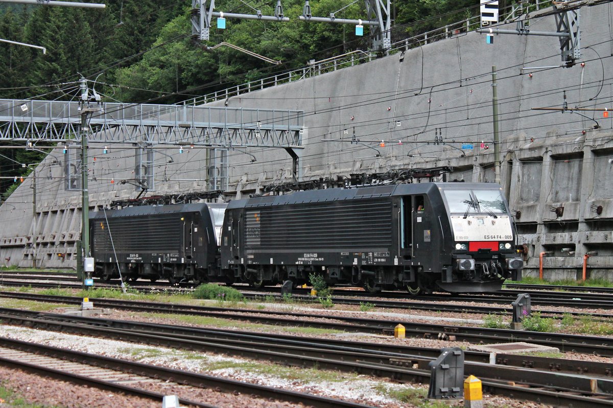 Am Nachmittag des 05.07.2018 wurde MRCE/LM ES 64 F4-009 (189 909-5) von der MRCE/LM ES 64 F4-023 (189 923-6) durch den Bahnhof von Brennero in Richtung des südliches Vorfeld geschoben, um gleich einen KLV in Richtung Verona zu übernehmen.