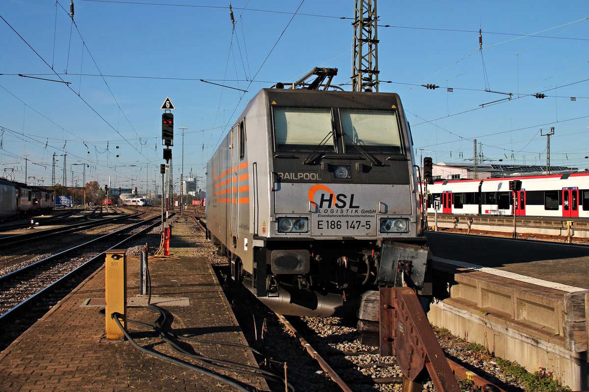 Am Nachmittag des 05.11.2015 stand Railpool/HSL E 186 147-5 am nördlichen Ende des Bahnsteiges 2/3 auf einem Stumpfgleis im Badischen Bahnhof von Basel und wartete auf ihre Rückleistung nach Norddeutschland.