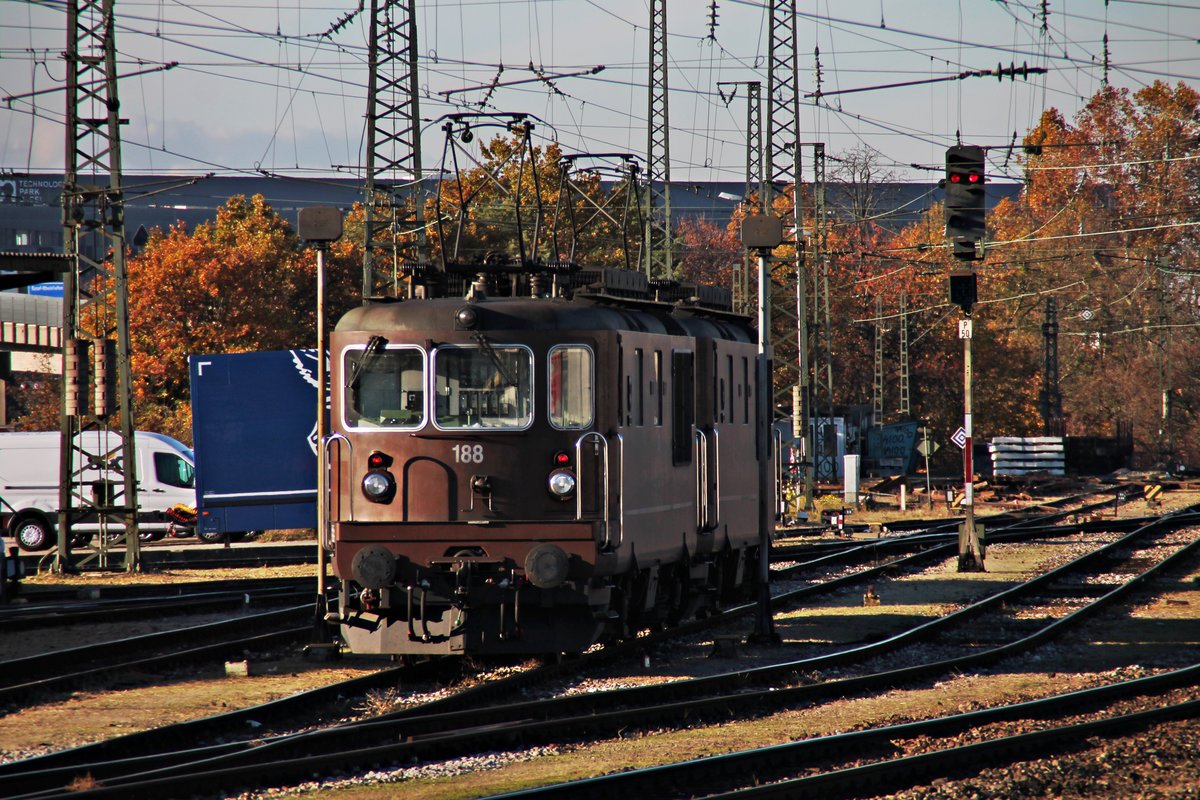 Am Nachmittag des 05.11.2015 warteten Re 4/4 188 (Re 425 188-0)  Naters  und Re 4/4 185 (425 185-6)  Lalden  auf die Ausfahrt vom BLS Cargo Abstellbereich in Basel Bad Bf in Richtung Basel Bad Rbf, um dort einen Güterzug in Richtung Süden zu bespannen.