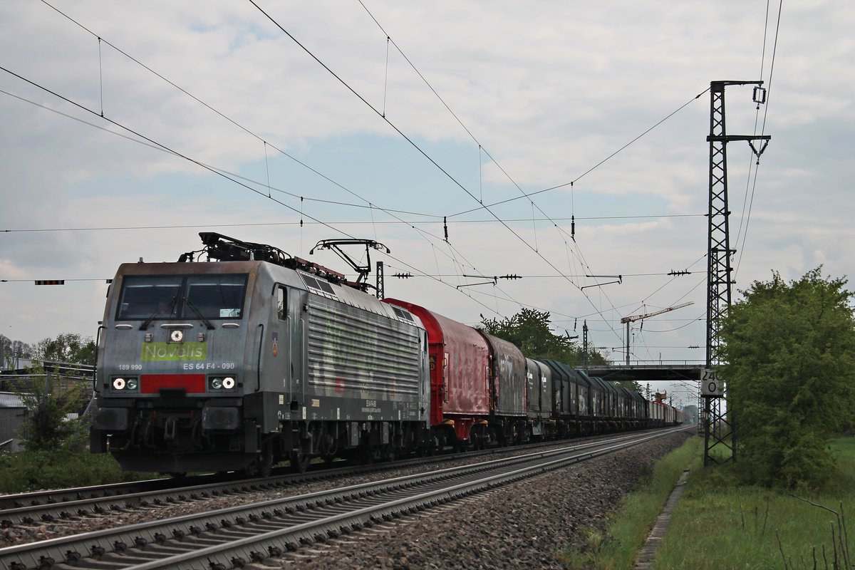 Am Nachmittag des 06.05.2019 fuhr MRCE/SBBC ES 64 F4-090 (189 990-5)  Novelis/Göttingen  mit dem DGS 48620 ( Sierre  - Muttenz - Göttingen Gbf) südlich vom Haltepunkt von Auggen über die KBS 703 durchs Markgräflerland in Richtung Müllheim (Baden).