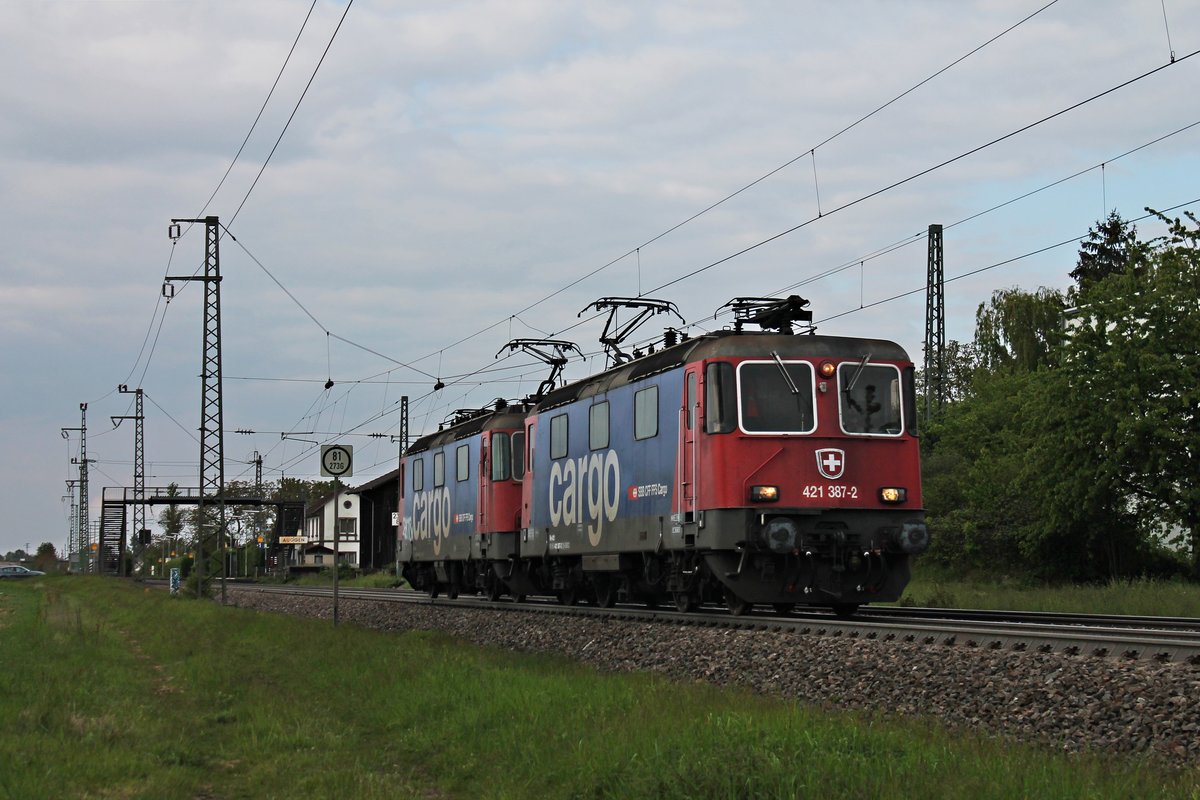 Am Nachmittag des 06.05.2019 fuhr Re 421 387-2 zusammen mit der Re 421 372-4 als Lokzug (Kork - Basel SBB RB) durch den Haltepunkt von Auggen über die Rheintalbahn in Richtung Schweizer Grenze. Zuvor brachten sie einen leeren Kesselzug aus Glattbrugg nach Kork.