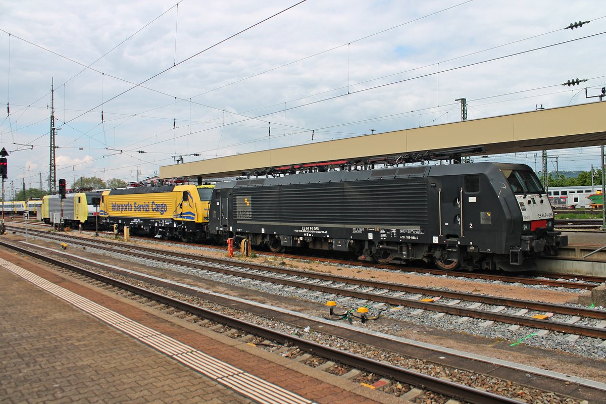 Am Nachmittag des 06.05.2019 stand MRCE/TXL ES 64 F4-088 (189 988-9) zusammen mit MRCE/ISC ES 64 F4-405 (189 405-0)   Interporto Servizi Cargo  und MRCE ES 64 F4-089 (189 989-7) abgestellt auf Gleis 96 im Badischen Bahnhof von Basel. Während die ES 64 F4-088 darauf wartete ins Werk nach Bellinzona zur HU überführt zu werden, kamen die anderen zwei 189er von der HU im Werk Bellinzona.
