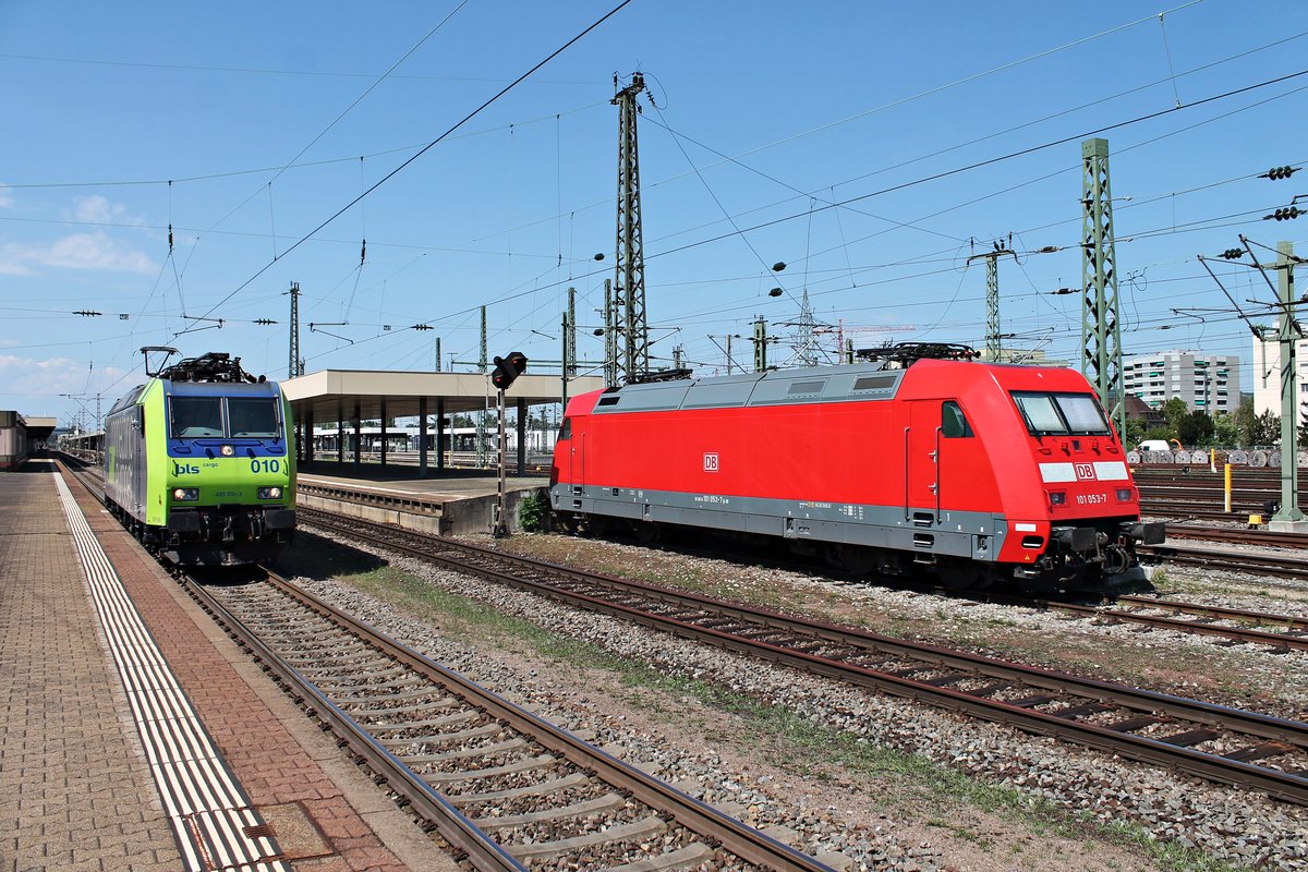 Am Nachmittag des 06.08.2015 stand 101 053-7 südlich des Bahnsteiges 4/5 in Basel Bad Bf abgestellt und wartete darauf am Abend den CNL Nach Berlin zu bespannen, als neben ihr die Re 485 010-3 als Lokzug auf die Ausfahrt in Richtung Rangierbahnhof Muttenz wartete.