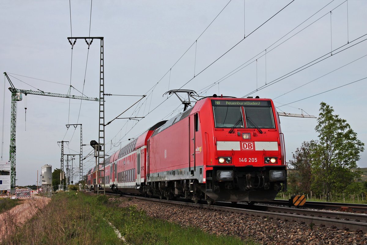 Am Nachmittag des 07.05.2019 fuhr die Freiburger 146 205 nördlich von Müllheim (Baden) mit ihrer RB (Offenburg - Neuenburg (Baden)) in Richtung des dortigen Bahnteiges, wo sie ihren vorletzten Zwischenhalt einlegen wird.