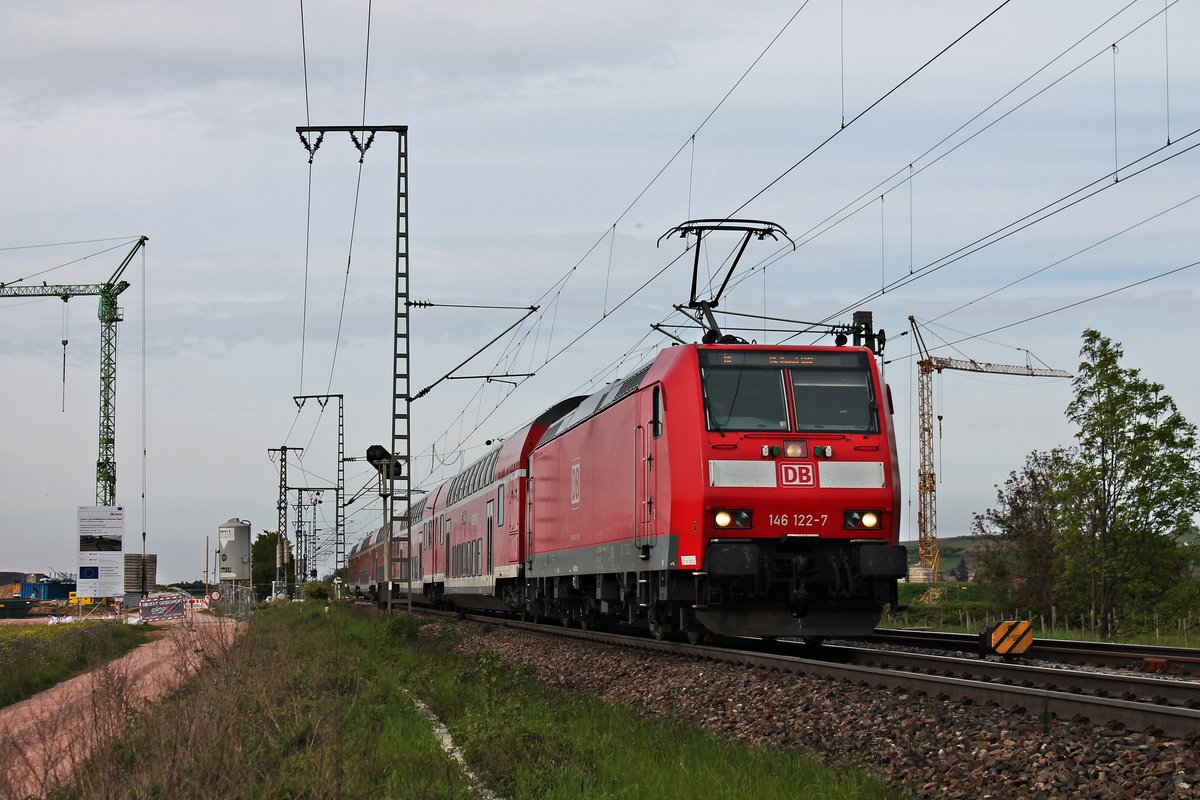 Am Nachmittag des 07.05.2019 fuhr die Freiburger Leihlok 146 122-7 mit ihrem RE (Offenburg - Basel SBB) nördlich vom Bahnhof Müllheim (Baden) in Richtung des dortigen Bahnsteiges, wo sie ihren nädchsten Zwischenhalt einlegen wird.