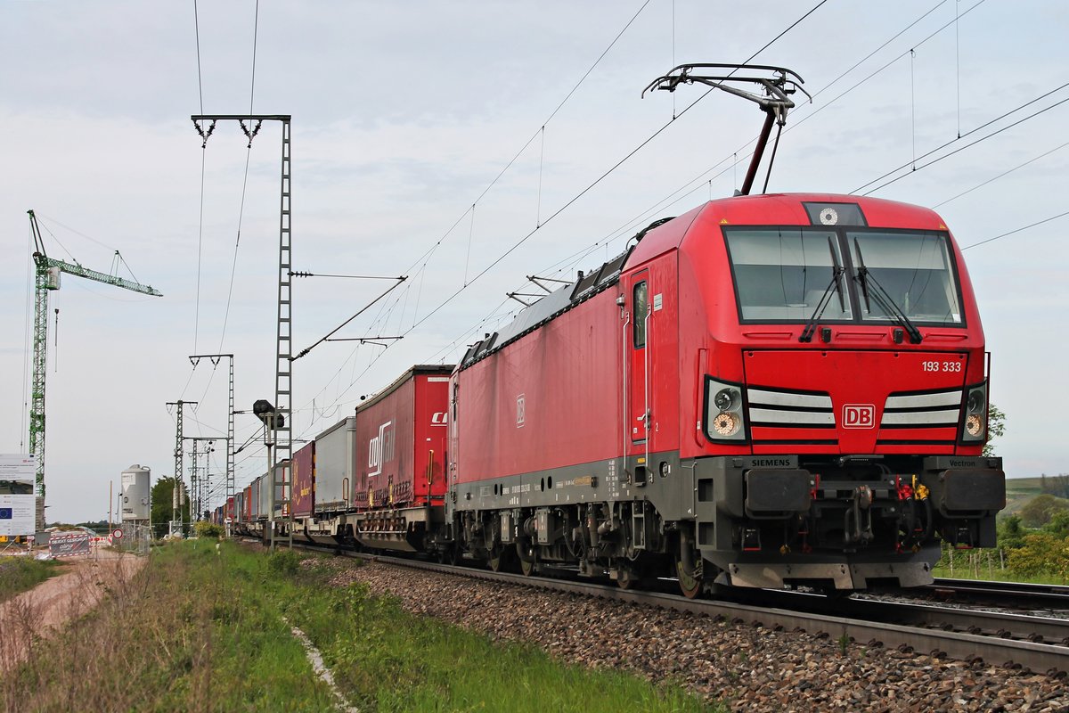 Am Nachmittag des 07.05.2019 fuhr 193 333 mit einem langen Containerzug aus Rotterdam nördlich von Müllheim (Baden) über die KBS 703 durchs Rheintal in Richtung Schweizer Grenze.
