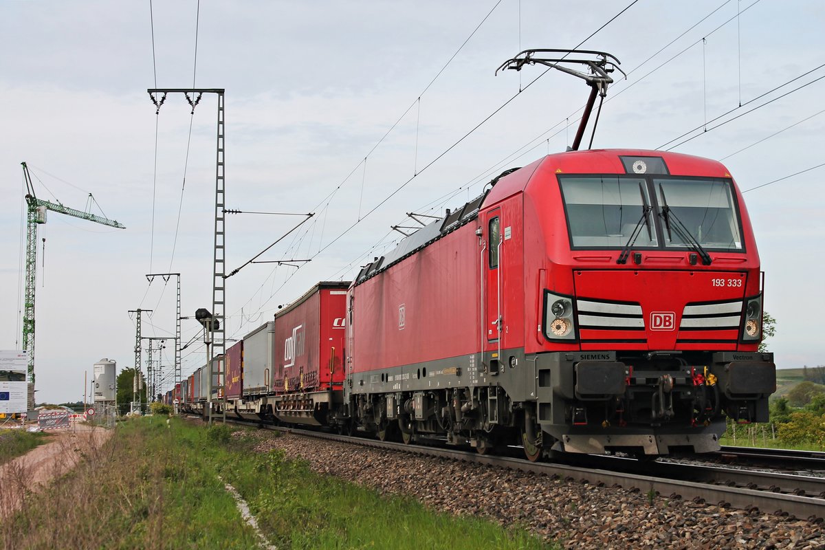 Am Nachmittag des 07.05.2019 fuhr 193 333 mit einem langen Containerzug aus Rotterdam nördlich von Müllheim (Baden) über die KBS 703 durchs Rheintal in Richtung Schweizer Grenze.
