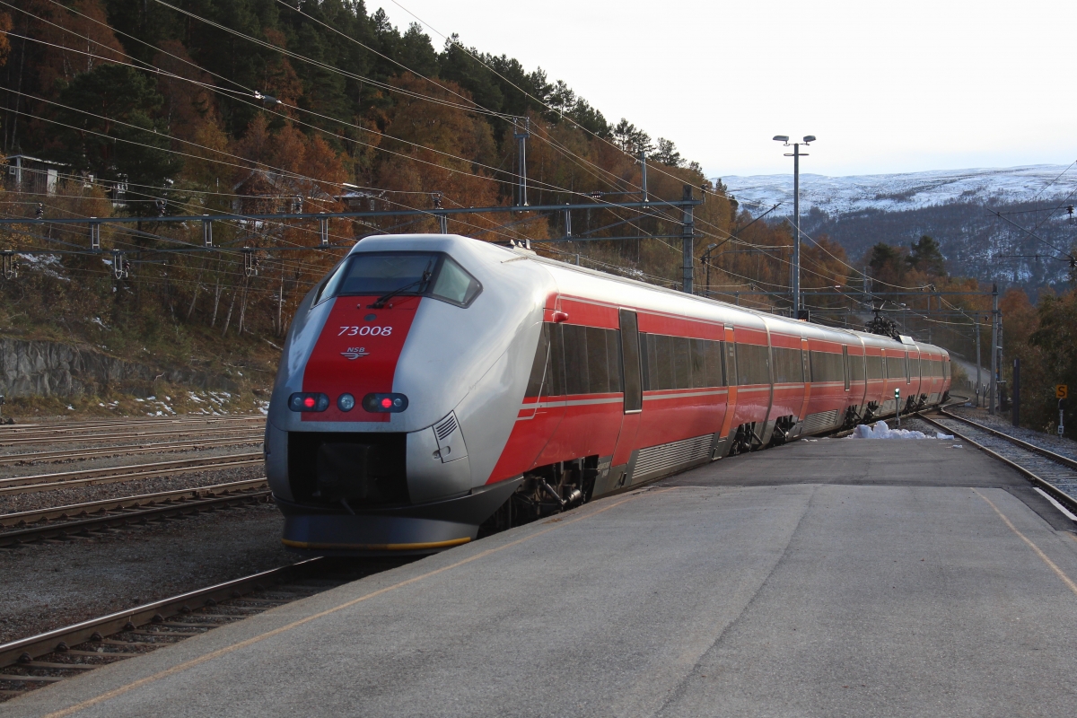 Am Nachmittag des 07.10.2019 verlässt ein Triebzug der Reihe 73 den Bahnhof Dombås in Richtung Oslo.