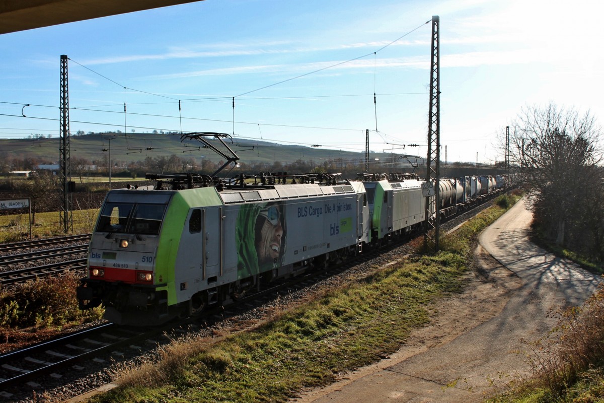 Am Nachmittag des 07.12.2013 stand BLS Cargo 486 510 und 486 501 zusammen mit dem 42014 aus Melzo nach Wanne-Eikel außerplanmäßig auf dem Überholgleis (Gleis 13) in Müllheim (Baden).