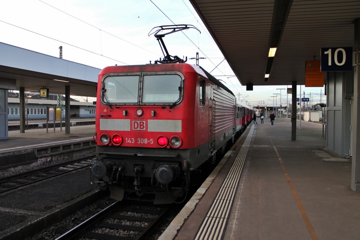 Am Nachmittag des 08.01.2014 stand 143 308-5 mit ihrer RB 26574 (Basel Bad Bf - Offenburg) auf Gleis 10 im Startbahnhof und wartet auf die Abfahrt.