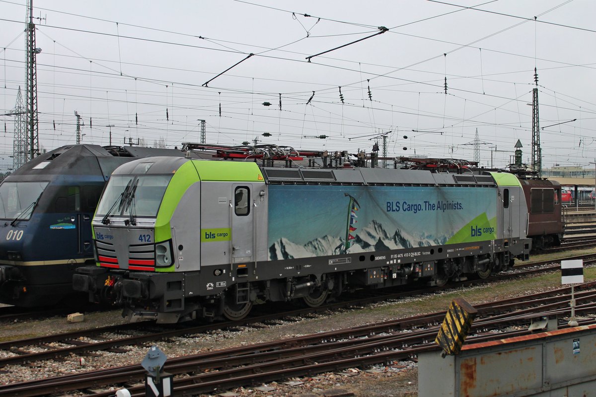 Am Nachmittag des 08.01.2018 stand Re 475 412 zusammen mit einer Re 425 und drei Re 465 bagstellt in der Abstellung von BLSC im Badischen Bahnhof von Basel und wartete dort auf ihren nächsten Einsatz.