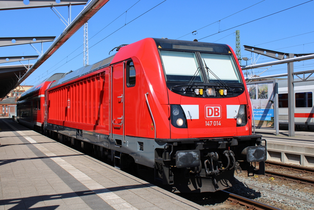 Am Nachmittag des 08.05.2020 stand 147 014-5 mit einem Dosto als Überführung von Rostock nach Cottbus im Rostocker Hbf.