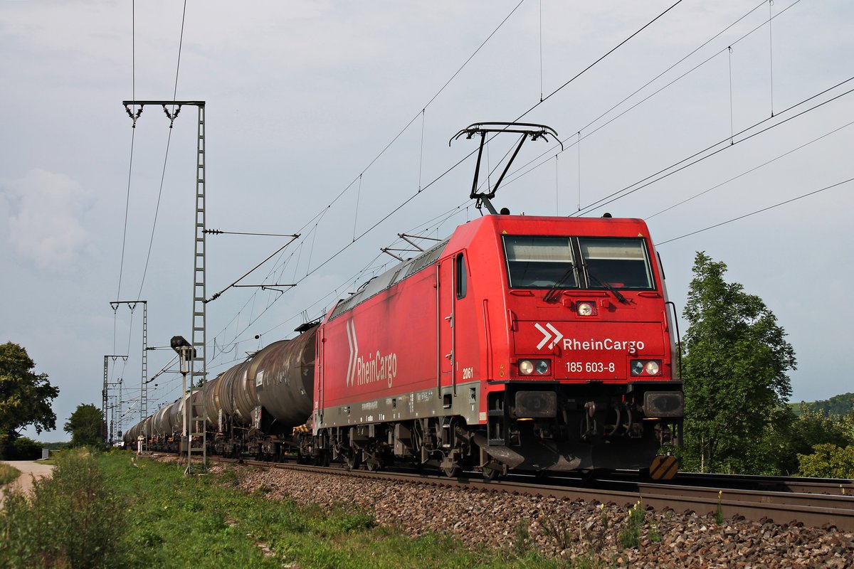 Am Nachmittag des 08.06.2018 bespannte ATLU/RHC 2061 (185 603-8) einen langen Kesselwagenzug für die Schweiz, als sie zwischen Hügelheim und Müllheim (Baden) durchs Markgräflerland fuhr.