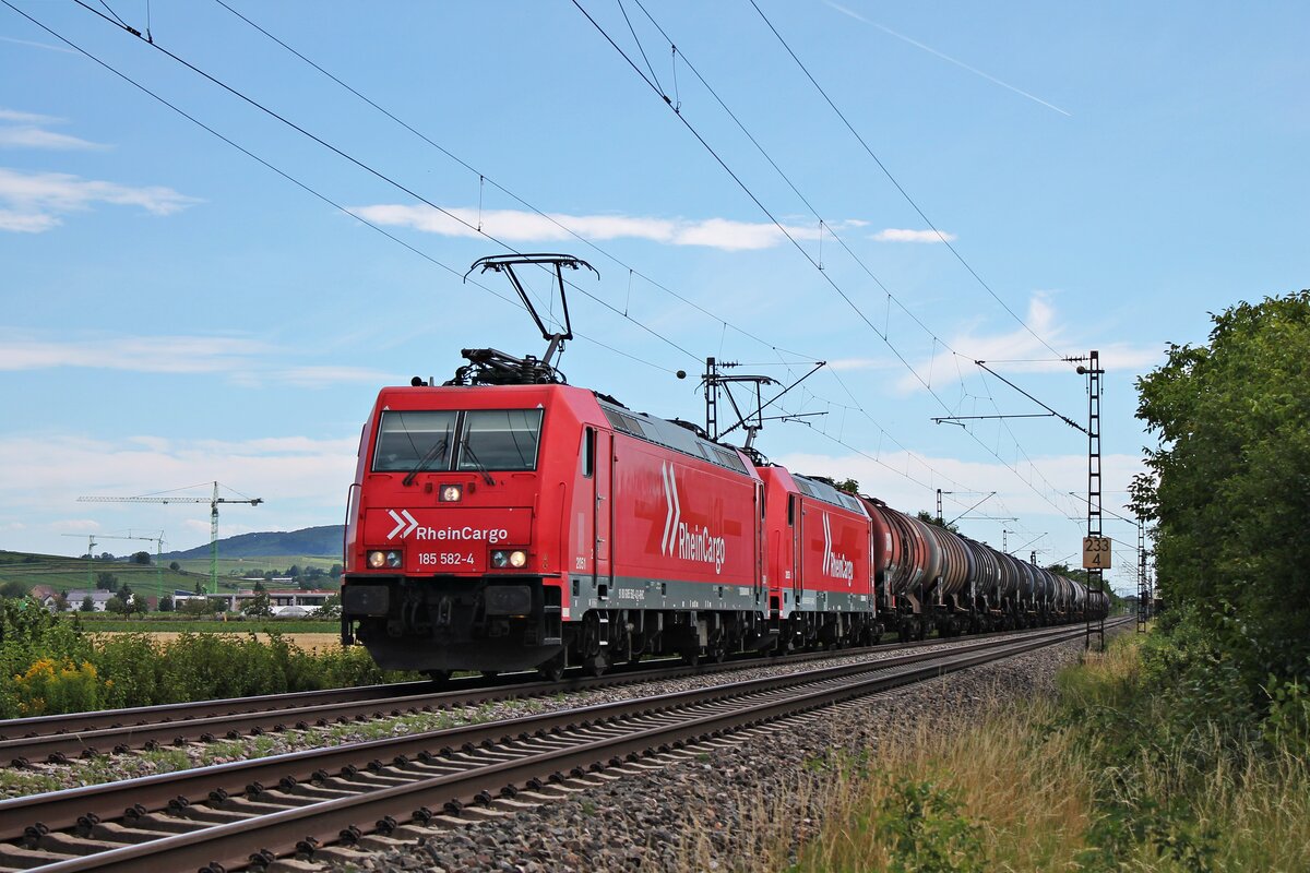 Am Nachmittag des 08.07.2020 fuhr AKIEM/RHC 2051 (185 582-4) zusammen mit AKIEM/RHC 2053 (185 585-7) und einem leeren Kesselzug aus der Schweiz nördlich von Hügelheim durchs Rheintal in Richtung Freiburg.