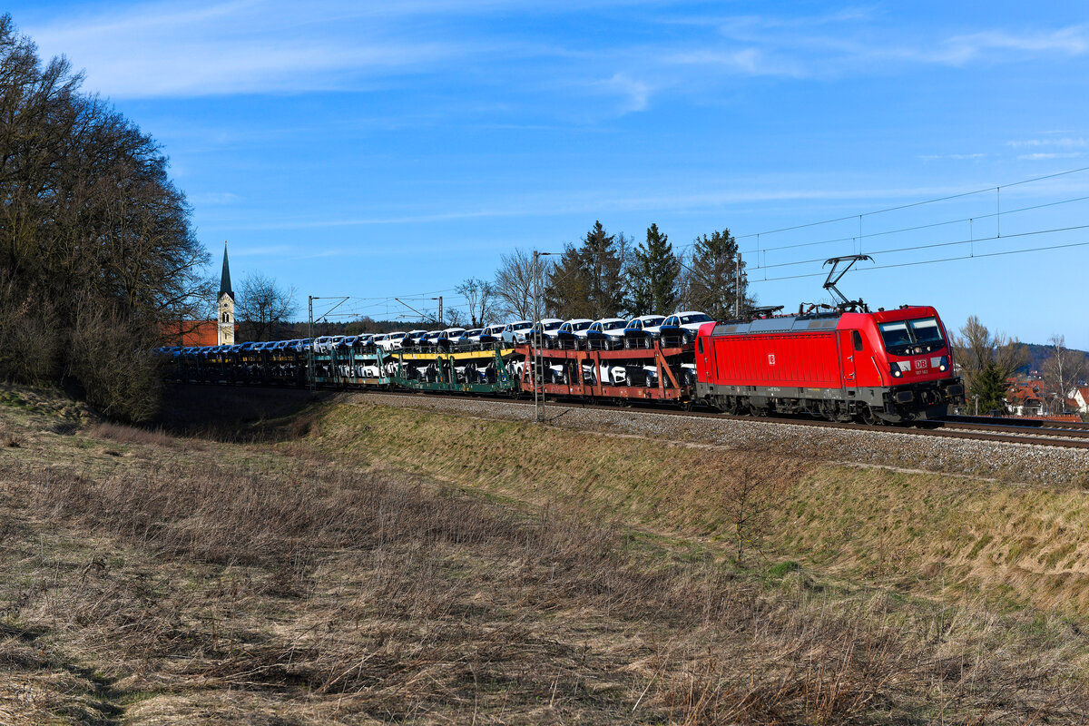 Am Nachmittag des 09. März 2024 konnte ich die 187 183 von DB Cargo mit einem Neuwagentransport südwärtsfahrend bei Fahlenbach in der Hallertau fotografieren. 