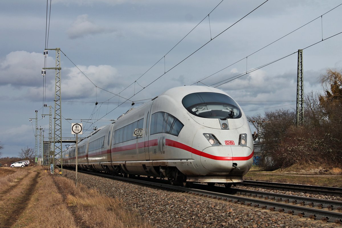 Am Nachmittag des 09.02.2019 fuhr 406 084-4 (4684)  Forbach-Lorraine  als ICE 105 (Amsterdam CS - Basel SBB) zusammen mit 406 511-6 (4611)  Düsseldorf  als ICE 505 (Köln Hbf - Basel SBB) bei Auggen über die Rheintalbahn in Richtung Schweizer Grenze.