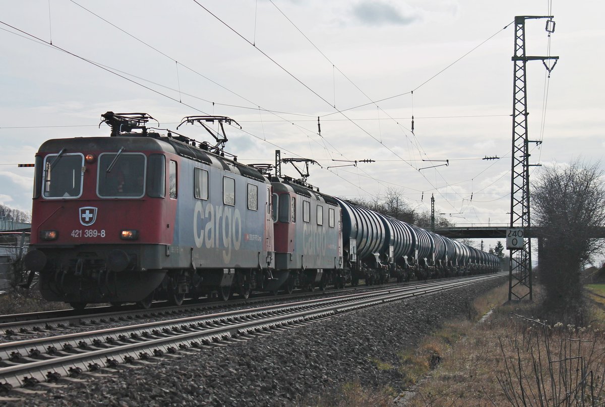 Am Nachmittag des 09.02.2019 fuhr Re 421 389-8 zusammen mit Re 421 374-0 mit einem leeren Kesselzug (Glattbrugg - Kork) südlich vom Hp. Auggen durchs Rheintal in Richtung Müllheim (Baden).