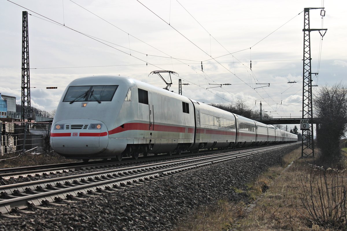 Am Nachmittag des 09.02.2019 fuhr 401 554-1  Flensburg  als ICE 276 (Basel SBB - Berlin Ostbahnhof) südlich vom Hp. Auggen über die KBS 703 durchs Rheintal in Richtung Freiburg (Breisgau).