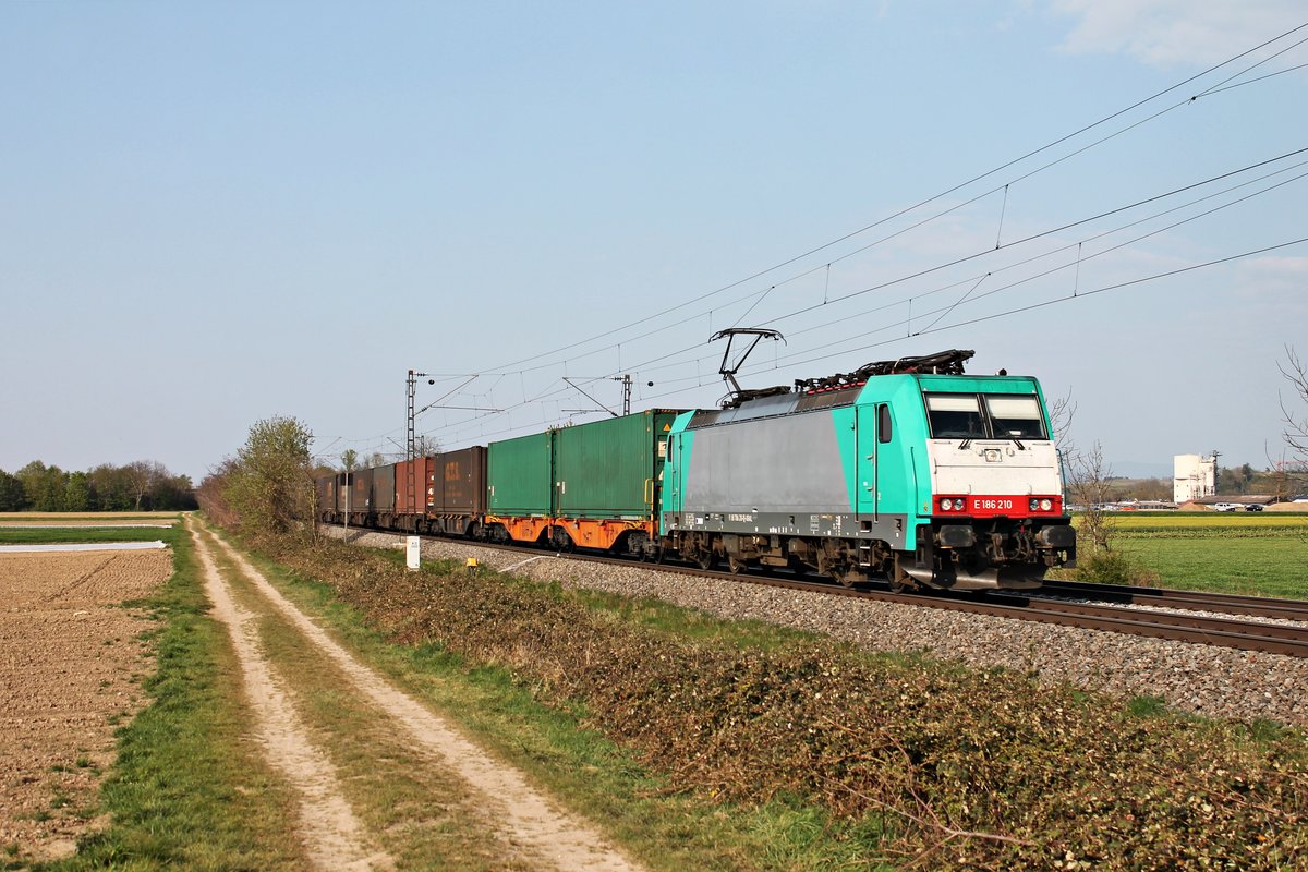 Am Nachmittag des 09.04.2020 bespannte ATLU/XRAIL E 186 210 den  GTS -Containerzug DGS 40047 (Zeebrugge Ramskapelle-Piacenza), als sie südlich von Buggingen über die Rheintalbahn in Richtung Schweiz fuhr.