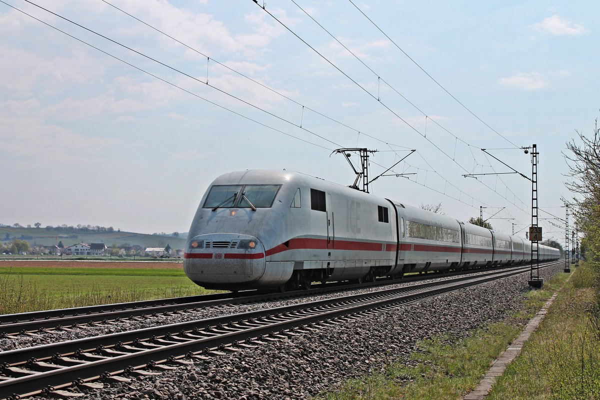 Am Nachmittag des 09.04.2020 fuhr 401 567-3  Garmisch-Partenkirchen  als ICE 276 (Basel Bad Bf - Berlin Ostbahnhof) nördlich von Hügelheim über die KBS 702 durchs Markgräflerland in Richtung Freiburg (Breisgau).