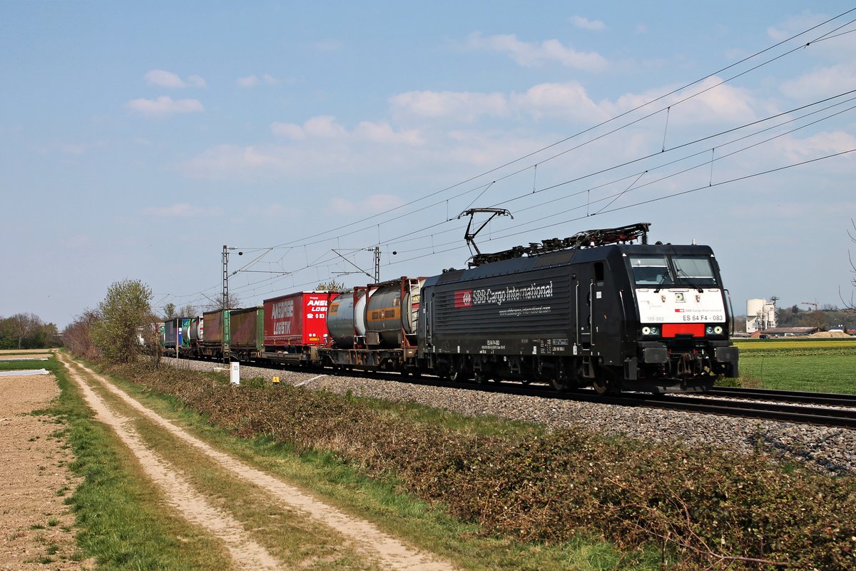 Am Nachmittag des 09.04.2020 fuhr MRCE/SBBCI ES 64 F4-083 (189 983-0)  SBB Cargo International  mit einem langen und bunten KLV nach Italien südlich von Buggingen über die Rheintalbahn in Richtung Schweizer Grenze. 