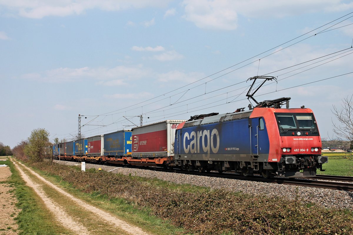 Am Nachmittag des 09.04.2020 fuhr Re 482 004-9 mit ihrem KLV nach Italien südlich von Buggingen über die Rheintalbahn durchs Markgräflerland in Richtung Schweiz.