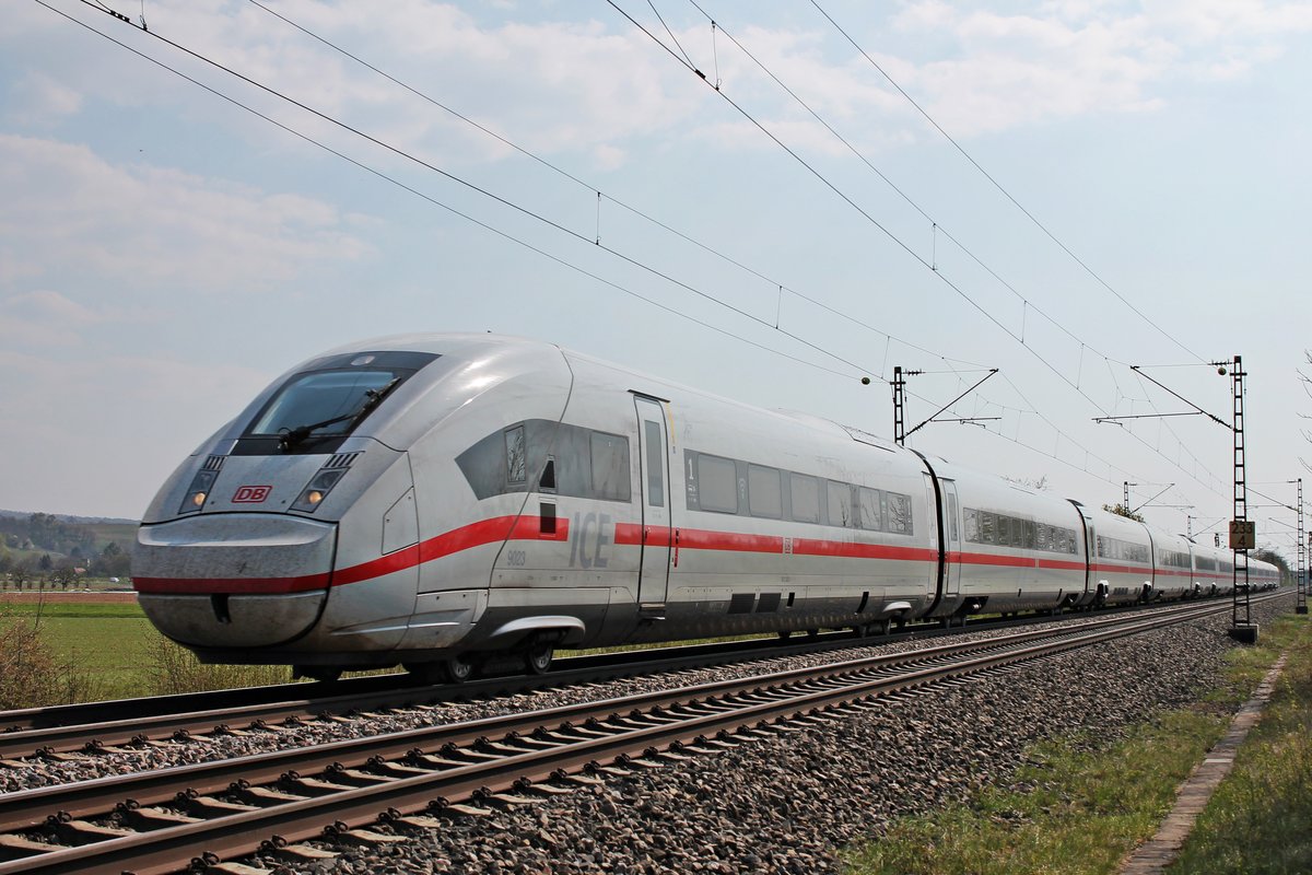 Am Nachmittag des 09.04.2020 fuhr 412 023 (9023/0812 023-1) als ICE 70 (Basel Bad Bf - Hamburg Altona) nördlich von Hügelheim über die Rheintalbahn durchs Markgräflerland in Richtung Freiburg (Breisgau).
