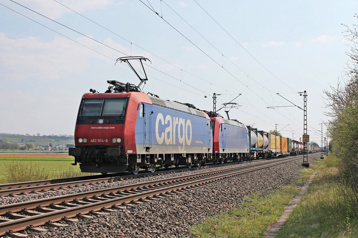Am Nachmittag des 09.04.2020 fuhr Re 482 014-8 zusammen mit Re 482 011-4 und einem langen Containerzug aus Italien, welchen sie erst seit Basel SBB RB bespannten, nördlich von Hügelheim über die KBS 702 durchs Markgräflerland in Richtung Buggingen.