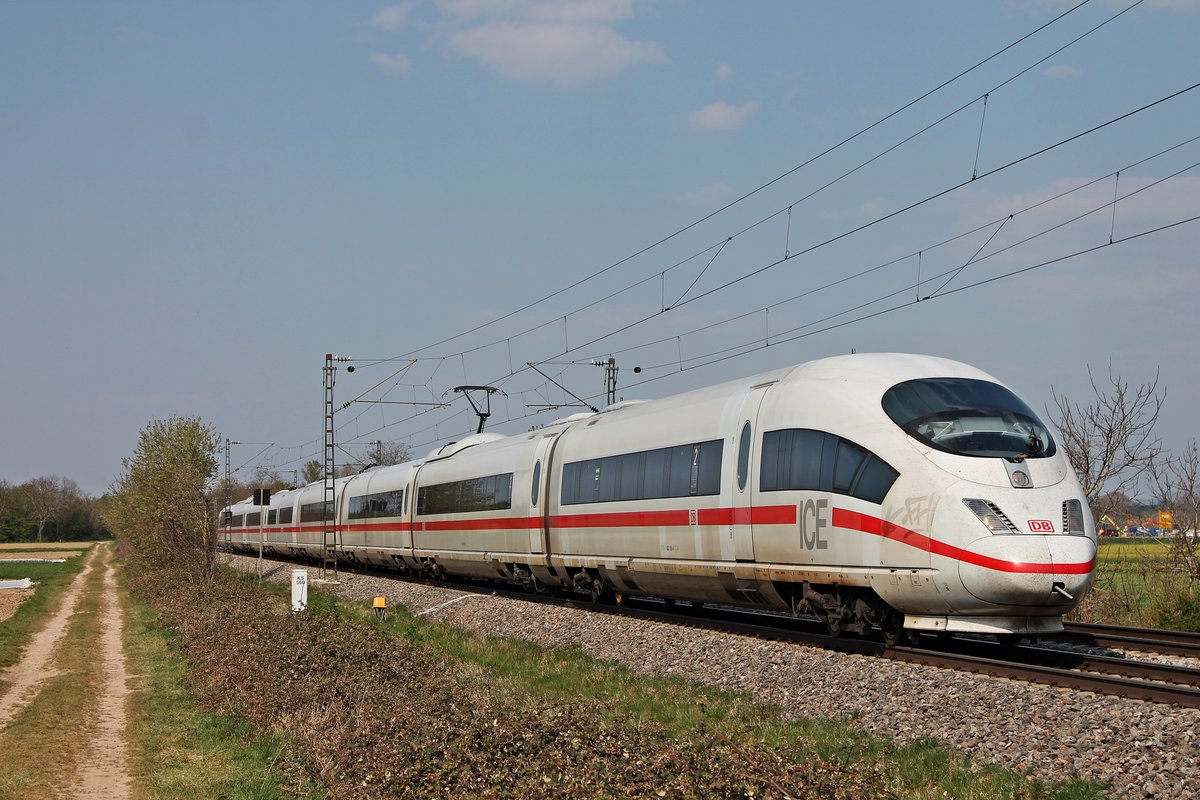 Am Nachmittag des 09.04.2020 fuhr 403 556-4 südlich von Buggingen als ICE 107 (Köln Hbf - Basel Bad Bf) über die Rheintalbahn durchs Markgräflerland in Richtung Müllheim (Baden).