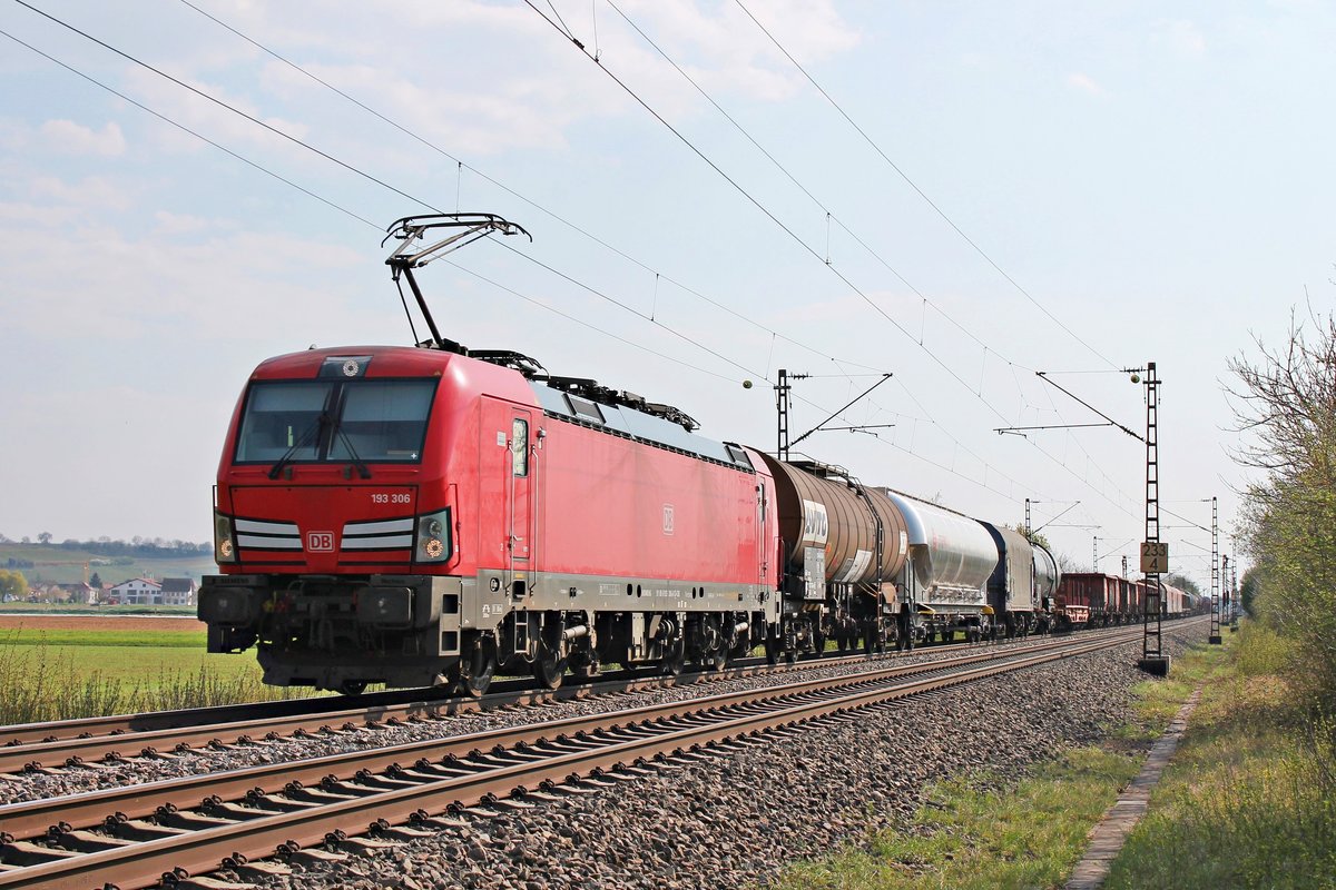 Am Nachmittag des 09.04.2020 fuhr 193 306 mit dem EZ 44616 (Basel SBB RB - Mannheim Rbf) nördlich von Buggingen über die KBS 703 durchs Rheintal in Richtung Freiburg (Breisgau).