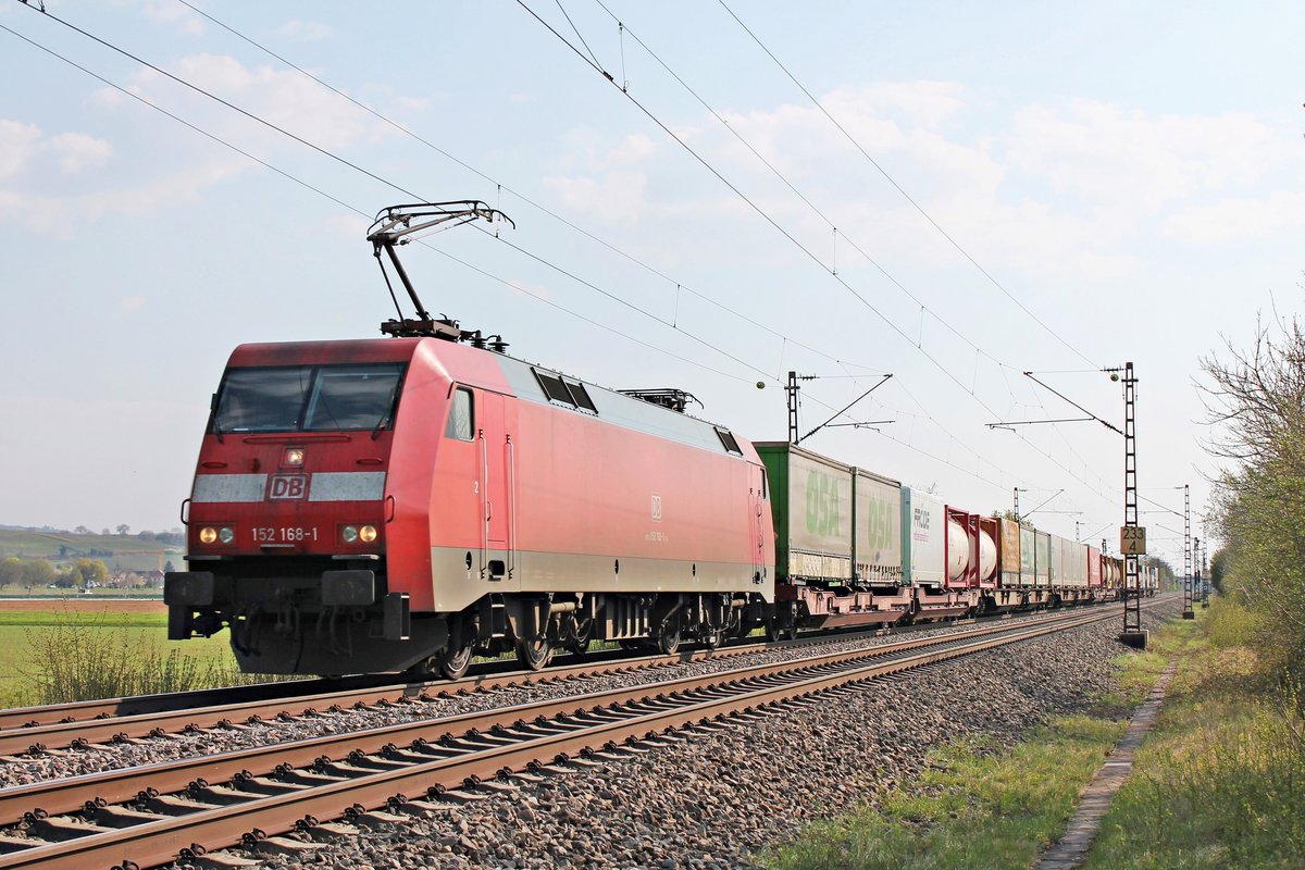 Am Nachmittag des 09.04.2020 fuhr 152 168-1 mit dem KT 50176 (Basel Bad Rbf - Hamburg Billwerder Ubf) nördlich von Hügelheim über die Rheintalbahn in Richtung Freiburg (Breisgau).