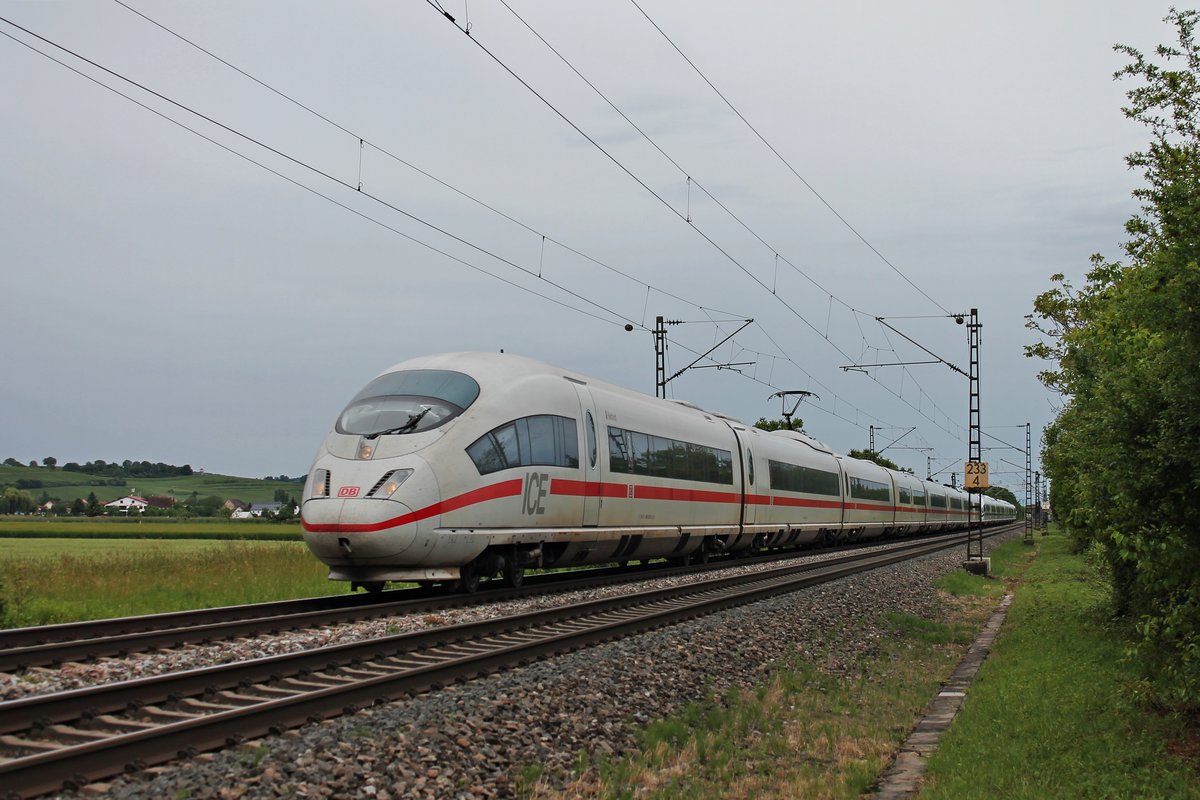 Am Nachmittag des 09.06.2019 fuhr 403 051-6  Herford  als ICE 504 (Basel SBB  - Köln Hbf) zusammen mit 406 001-8 (4601)  Europa/Europe  als ICE 104 (Basel SBB - Amsterdam CS) zwischen Hügelheim und Buggingen über die Rheintalbahn in Richtung Freiburg (Breisgau).